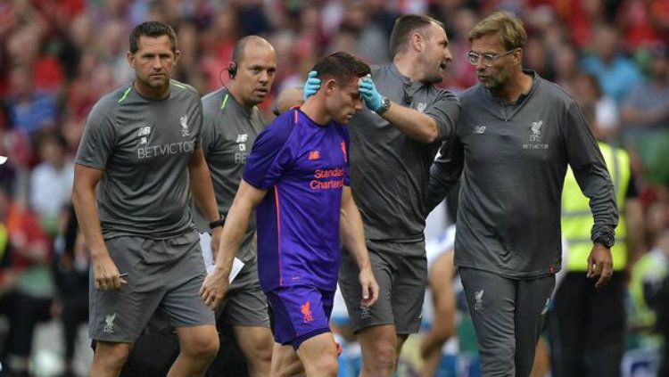 James Milner harus ditarik keluar akibat cedera kepala di laga melawan NApoli, (05/08/18). Copyright: © Mirror