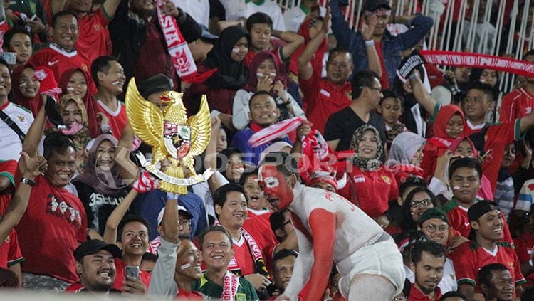 Suporter Indonesia, Andi Kiswantoro, membawa patung Garuda Pancasila. Copyright: © Fitra Herdian/INDOSPORT