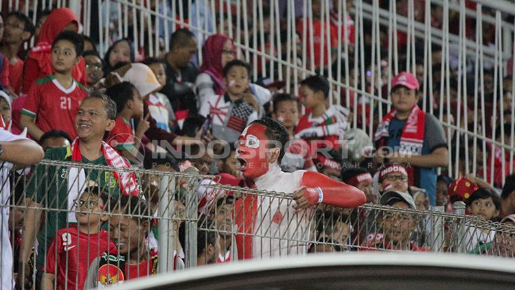 Andi Kiswantoro bersiap mendukung Timnas Indonesia U-16. Copyright: © Fitra Herdian/INDOSPORT