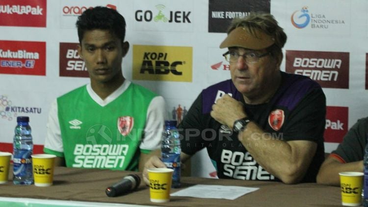 Hilmansyah (kiri) dan Robert Alberts pada jumpa pers usai laga melawan Perseru Serui di Liga 1 2018 lalu. Copyright: © Wira Wahyu Utama/INDOSPOR