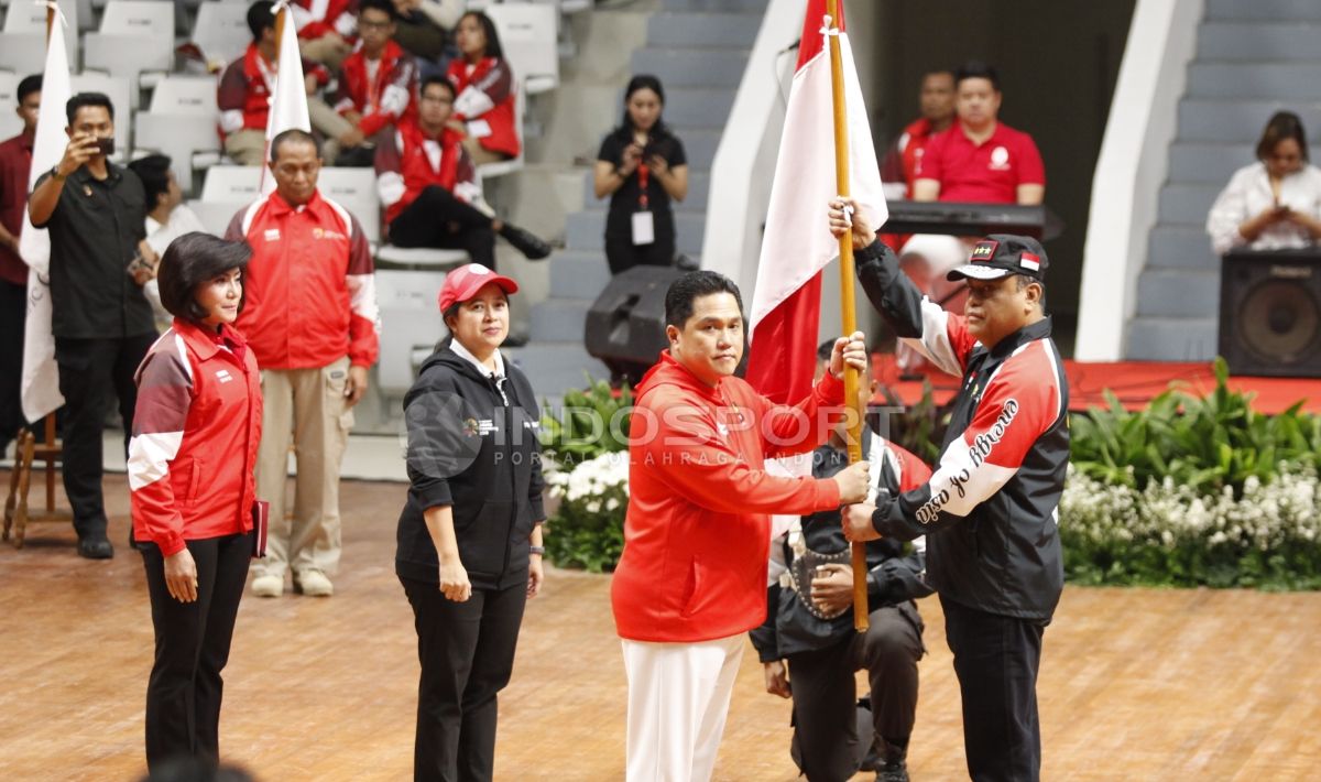 Penyerahan bendera Merah Putih oleh Ketua Koi Erick Tohir kepada CdM, Komjen Syafruddin. Copyright: © Herry Ibrahim/INDOSPORT