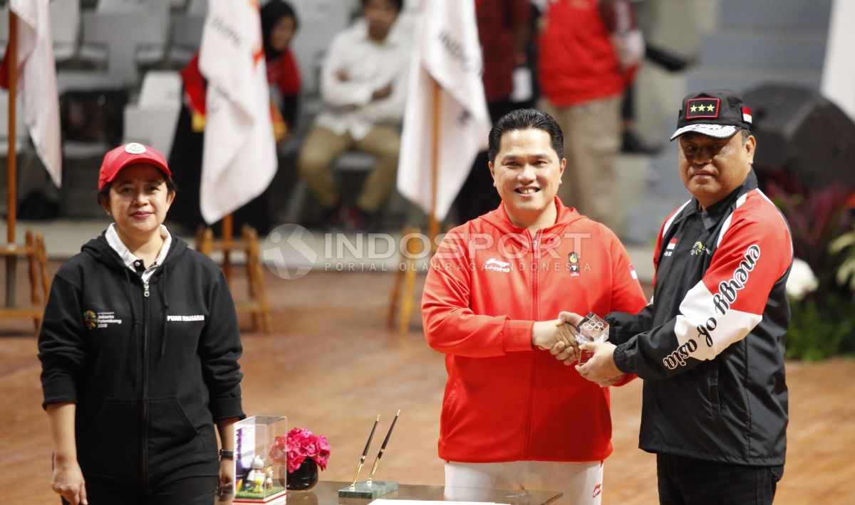 Penyerahan bendera Merah Putih oleh Ketua Koi Erick Tohir kepada CdM, Komjen Syafruddin. Copyright: © Herry Ibrahim/INDOSPORT