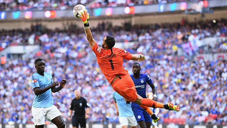 Aksi Claudio Bravo menyelamatkan gawang Man City. Copyright: © Getty Images