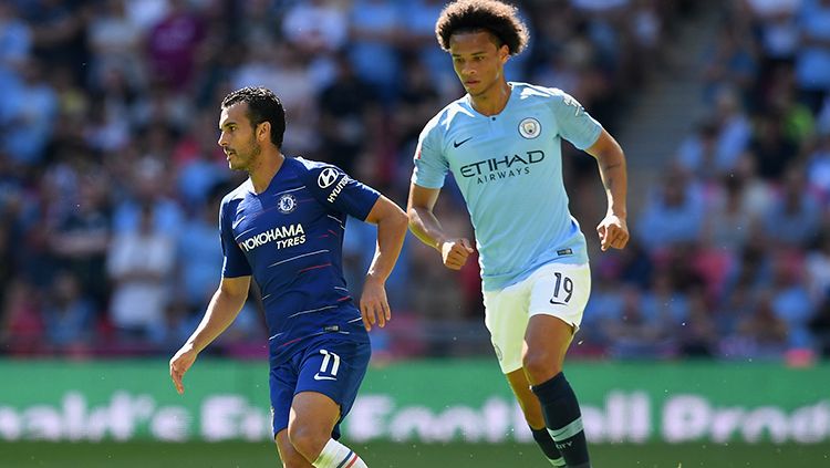 Pedro dalam bayang-bayang penjagaan Leroy Sane (kanan). Copyright: © Getty Images