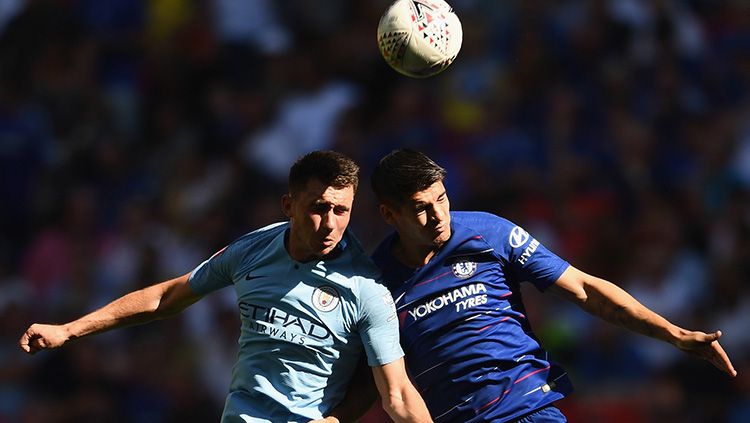 Duel udara antara Laporte (kiri) dan Morata. Copyright: © Getty Images