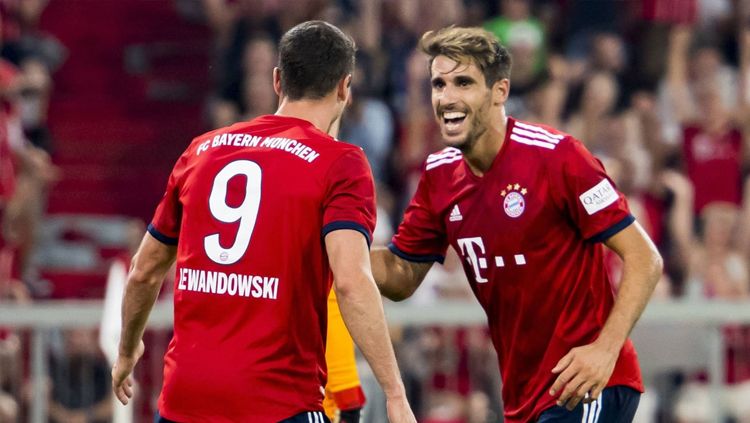 Martinez berselebrasi usai mencetak gol ke gawang Man United di laga pramusim. Copyright: © bayernforum.com