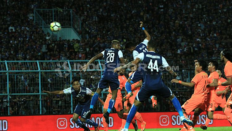 Pemain Arema FC mencoba menanduk bola. Copyright: &copy; Ian Setiawan/INDOSPORT