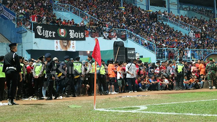 Para suporter yang memenuhi sentelban di Stadion Kanjuruhan saat pertandingan Arema FC vs Persija. Copyright: © Ian Setiawan/INDOSPORT