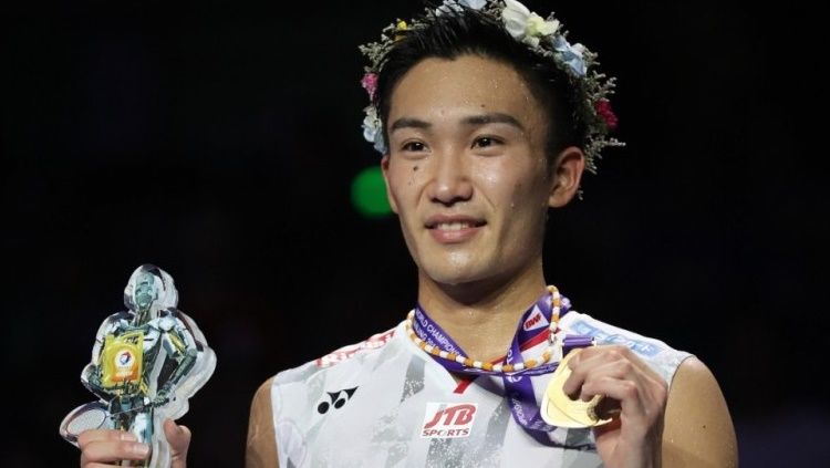 Tunggal putra peringkat 1 dunia asal Jepang, Kento Momota, membantah tegas kalau penundaan Olimpiade 2020 menguntungkan dirinya. Copyright: © BWF
