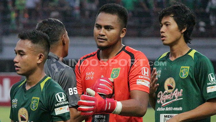 Dimas Galih, salah satu kiper di laga Persebaya Surabaya vs Persela Lamongan. Copyright: © Fitra Herdian/INDOSPORT