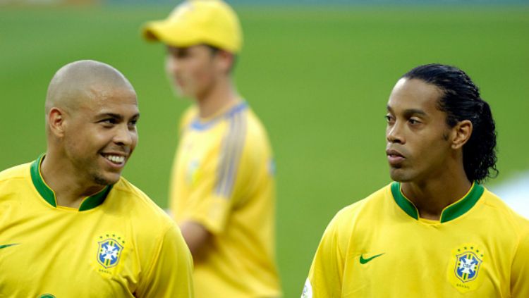 Ronaldo dan Ronaldinho saat berada di Timnas Brasil. Copyright: © INDOSPORT