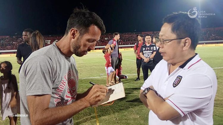 Sebastien Louis dan pemilik Bali United Pieter Tanuri. Copyright: © liga-indonesia.id