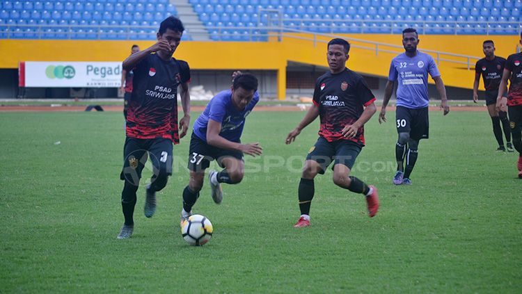 Pemain Sriwijaya FC saat jalani latihan. Copyright: © Muhammad Effendi/INDOSPORT