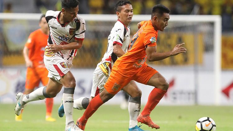 Pemain Borneo FC dikawal ketat pemain Mitra Kukar. Copyright: &copy; borneofc.id