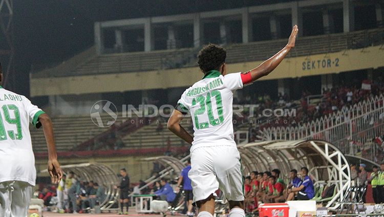 Bagus Kahfi melambaikan tangan ke supporter sebagai bentuk terima kasih. Copyright: © Fitra Herdian/INDOSPORT
