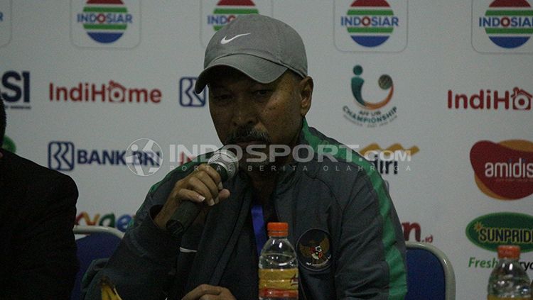 Fakhri Husaini Pantau Calon Lawannya di Semifinal AFF U-16. Copyright: © Fitra Herdian/INDOSPORT