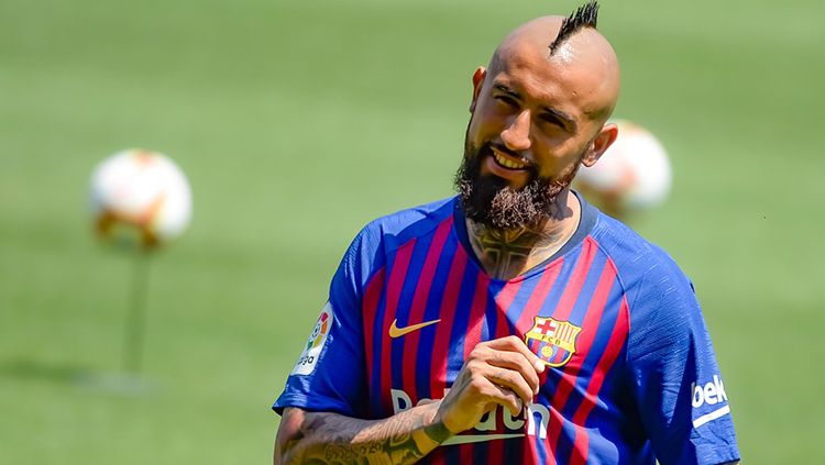 Gelandang Barcelona yang dirumorkan selangkah lagi gabung Inter Milan, Arturo Vidal merupakan pesepak bola yang akrab dengan kontroversi. Copyright: © Getty Images