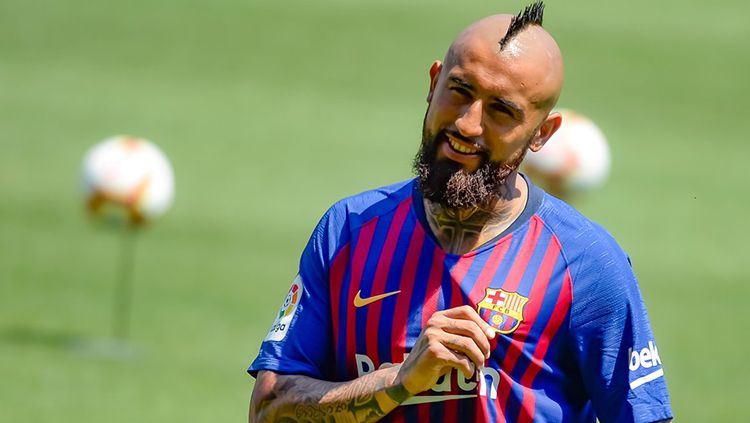 Arturo Vidal saat diperkenalkan secara resmi gabung dengan klub Liga Spanyol, Barcelona. Copyright: © Getty Images