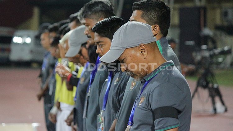 Sesi mengheningkan cipta dua kesebelasan. Copyright: &copy; Fitra Herdian/INDOSPORT