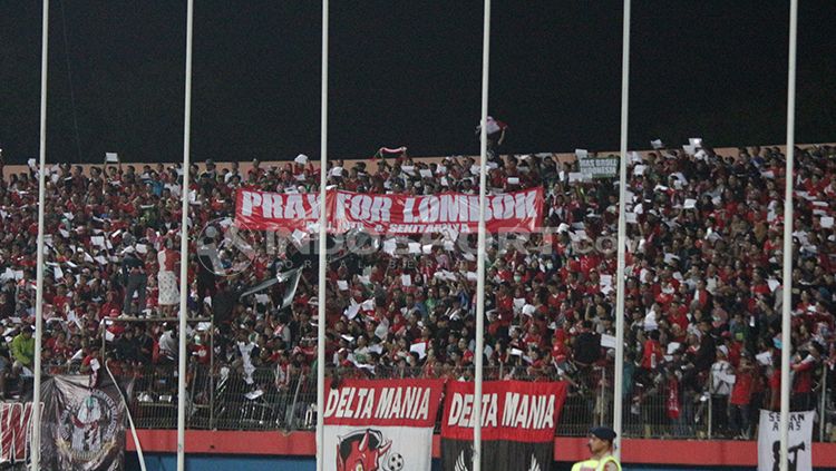 Supporter Indonesia membawa spanduk bertuliskan Pray For Lombok. Copyright: &copy; Fitra Herdian/INDOSPORT