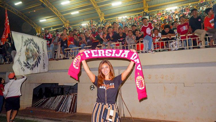 Jess foto bersama jakmania yang lain. Copyright: © dok pribadi