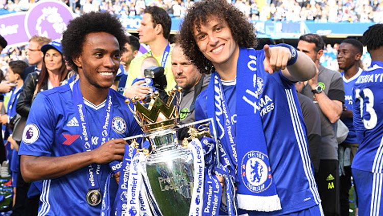 Willian dan David Luiz saat persembahkan gelar Liga Primer Inggris 2014/15 untuk Chelsea. Copyright: © INDOSPORT