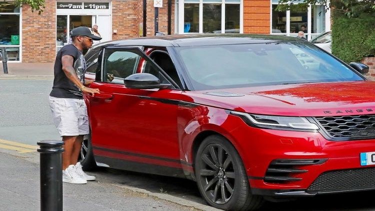 Fred dan mobil baru mewahnya Copyright: &copy; Sunsport