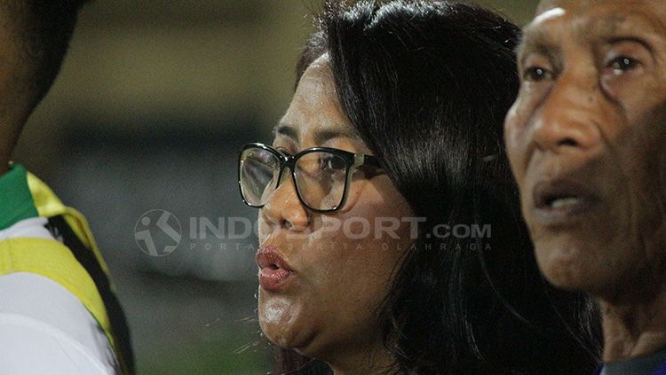 Ibu pemain Timnas Indonesia U-16 Laksmiari Saraswati. Copyright: © Fitra Herdian/INDOSPORT