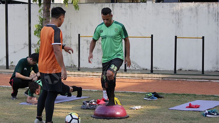 Persebaya Surabaya kedatangan dua pemain naturalisasi saat kompetisi Liga 1 2018. Mereka adalah Raphael Maitimo dan OK John. Copyright: © Fitra Herdian/INDOSPORT