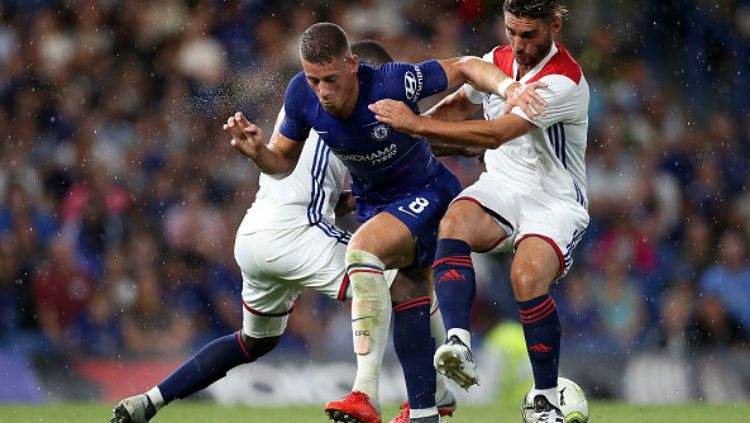 Jorginho dijegal dua pemain Lyon. Copyright: © Getty Images