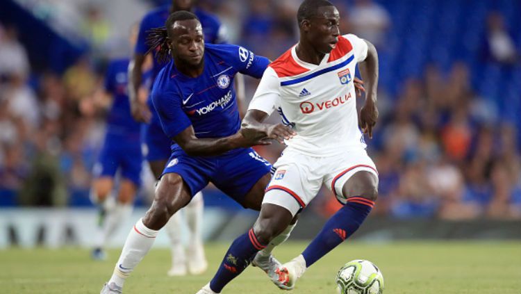 Victor Moses (kiri) telah mendarat di Italia dan menuntaskan kepindahannya ke Inter Milan dengan status pinjaman dari Chelsea Copyright: © Getty Images