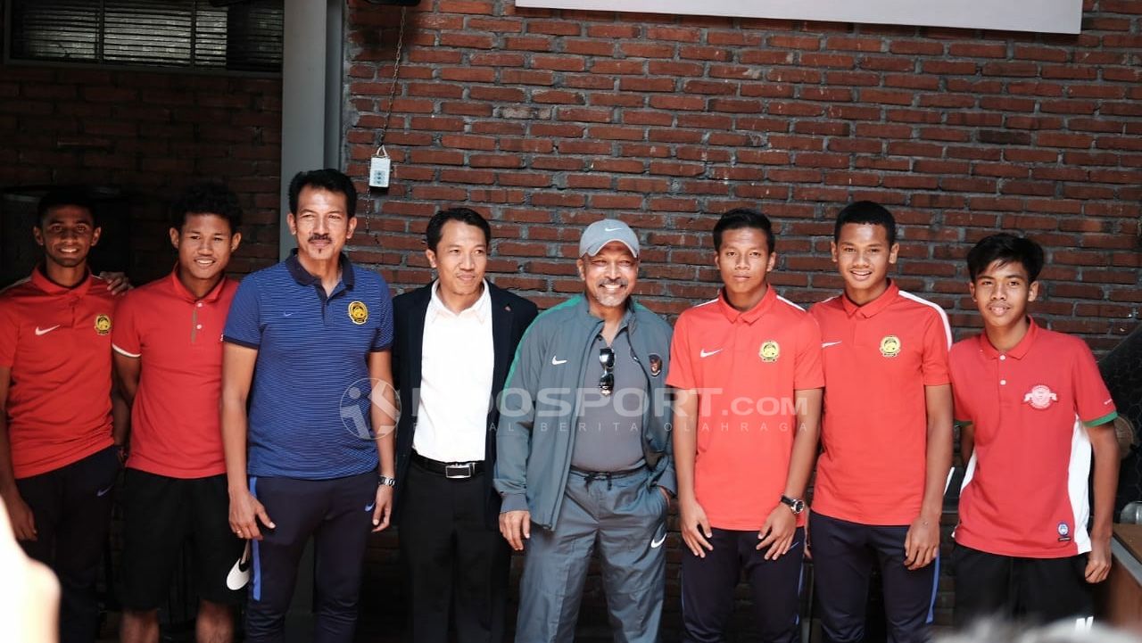 Fakhri bersama pemain timnas Indonesia dan pelatih Malaysia gelar pertemuan sebelum bertanding di babak semifinal. Copyright: © Zainal Hasan/Indosport.com