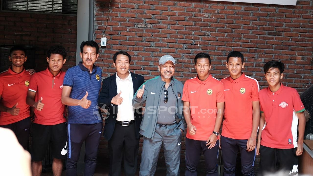 Fakhri bersama pemain timnas Indonesia dan pelatih Malaysia gelar pertemuan sebelum bertanding di babak semifinal. Copyright: © Zainal Hasan/Indosport.com