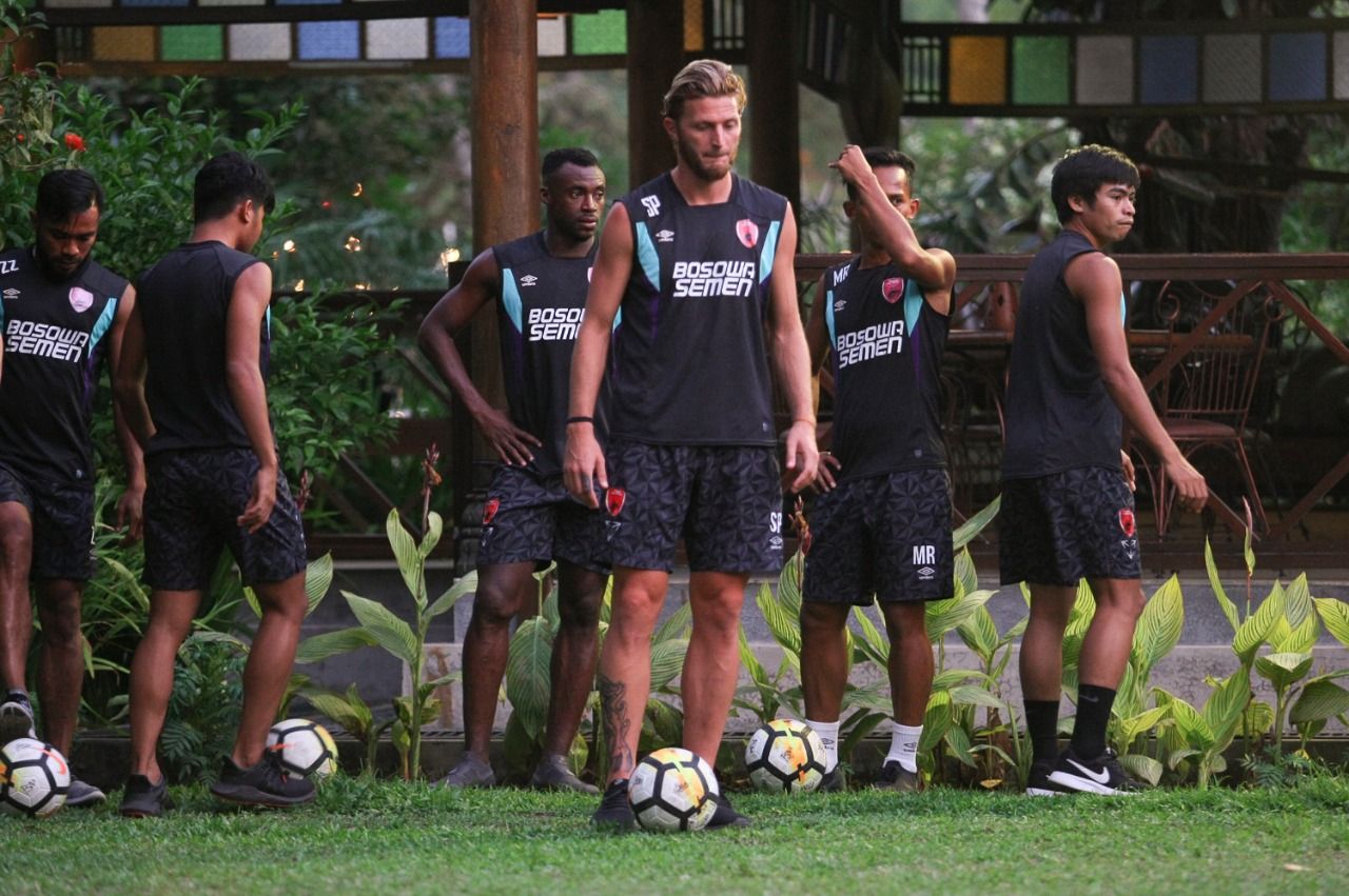 Steven Paulle, bek asal Prancis milik PSM Makassar melakukan latihan. Copyright: © Media PSM Makassar