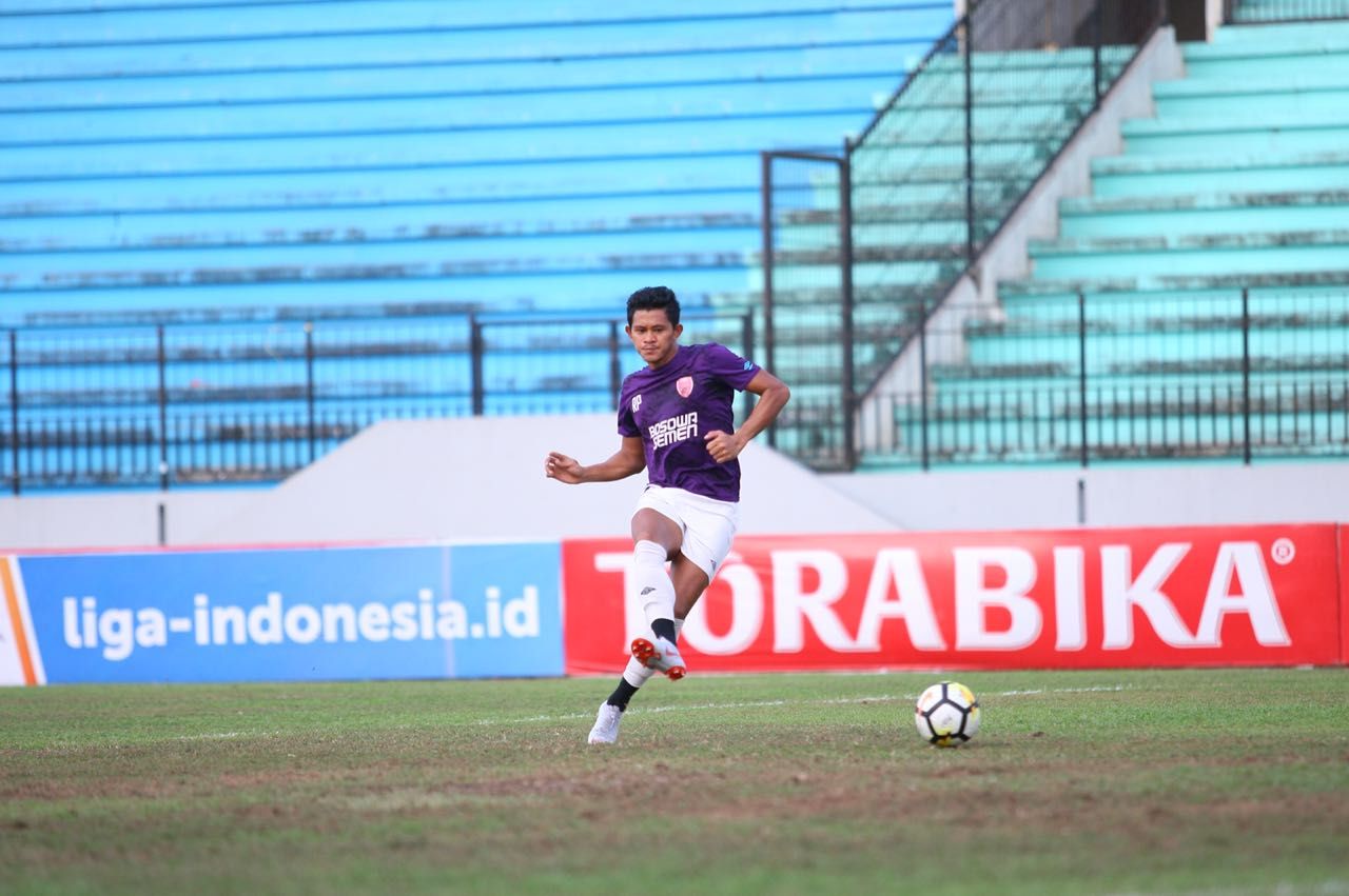 Rizky Pellu sedang melakukan latihan di Stadion Moch. Soebroto. Copyright: © Media PSM Makassar