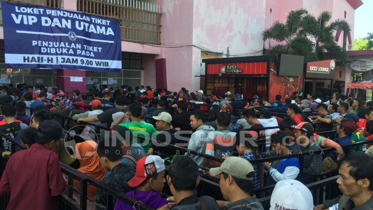 Antrean tiket Piala AFF U-16: Indonesia vs Malaysia. Copyright: © Fitra Herdian Ariestianto/INDOSPORT