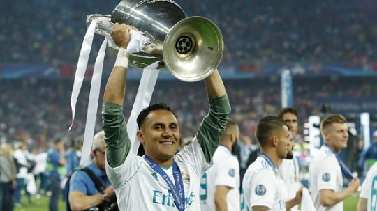 Keylor Navas saat masih berseragam Real Madrid usai memenangkan Liga Champions. Copyright: © Getty Images