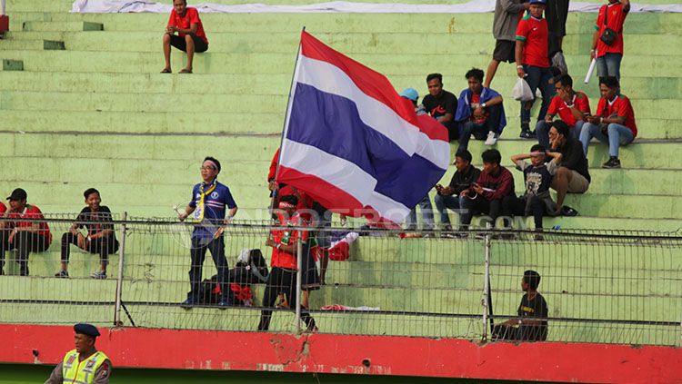 Viroon Vichianwattanachai menjadi dirijen dadakan di laga semifinal Piala AFF U-16 2018 antara Thailand vs Myanmar. Copyright: © Fitra Herdian/Indosport