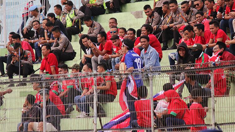 Viroon Vichianwattanachai saat mendukung Timnas Thailand U-16. Copyright: © Fitra Herdian/Indosport