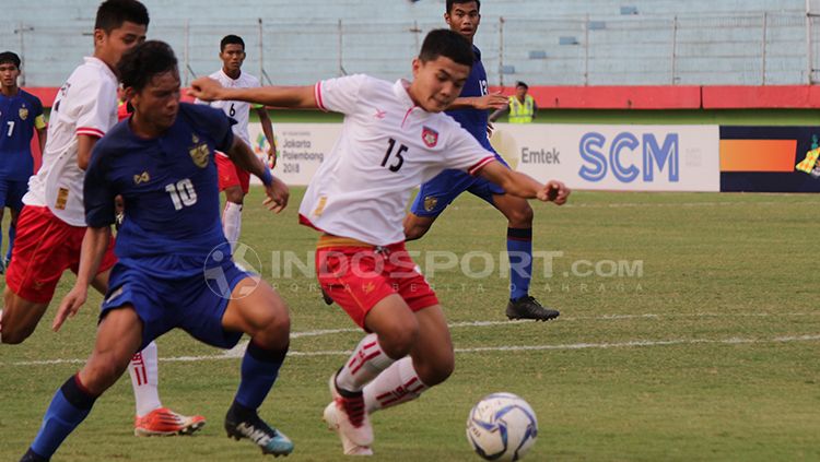 Dua pemain Myanmar berusaha menutup pergerakan pemain Thailand. Copyright: © Fitra Herdian/Indosport