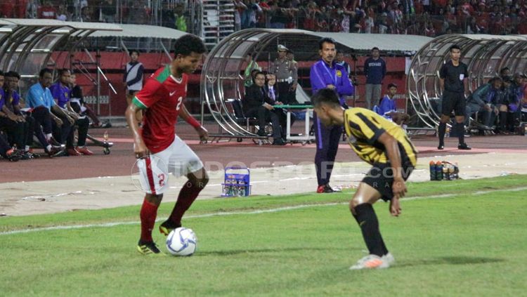 Bagas Kaffa berusaha untuk melewati pemain Malaysia. Copyright: © Fitra Herdian/Indosport