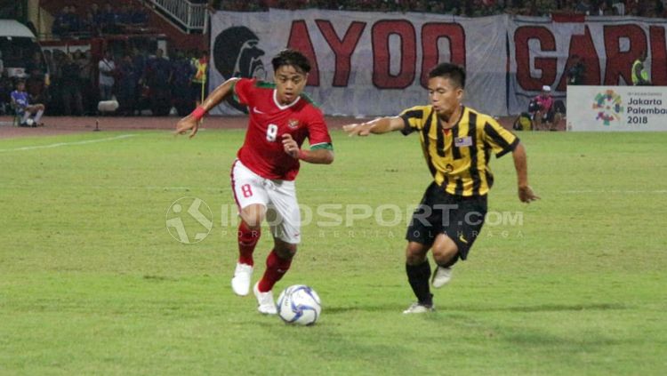 Sutan Zico tengah mengejar bola bersama pemain Malaysia. Copyright: © Fitra Herdian/Indosport