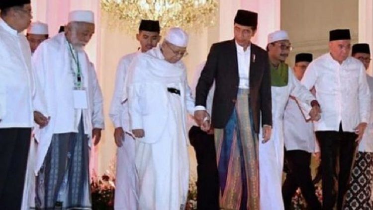 Prof. KH. Ma'ruf Amin digandeng oleh Presiden Joko Widodo. Copyright: © liputan 6