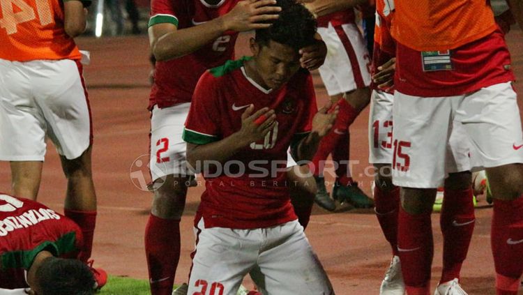 Aksi selebrasi Bagus Kahfi dan rekannya saat Timnas Indonesia U-16 mengalahkan Malaysia di semifinal Piala AFF U-16 2018. Copyright: © Fitra Herdian/Indosport