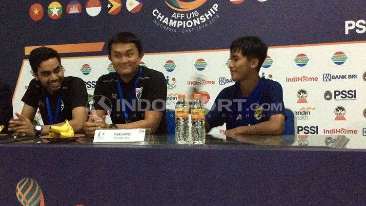 Pelatih Thailand U-16 Thongchai Rungreangleas saat konfrensi pers. Copyright: © Fitra Herdian/INDOSPORT