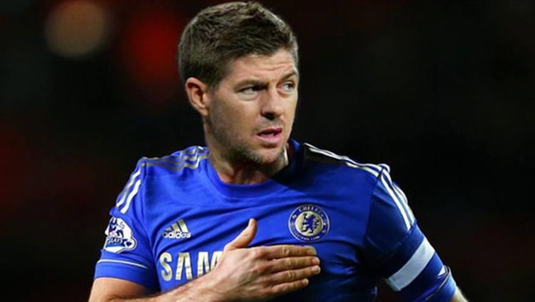 Steven Gerrard berseragam Chelsea dengan manipulasi digital. Copyright: © caughtoffside