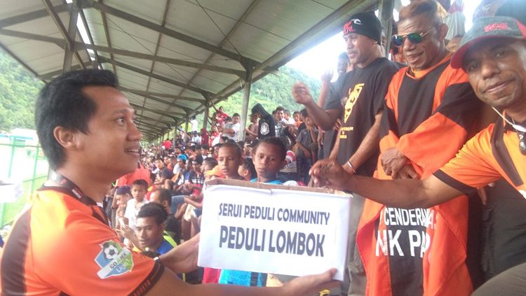 Serui Peduli Comunity menjalankan sumbangan sukarela sebagai wujud kepedulian. Copyright: © Twitter