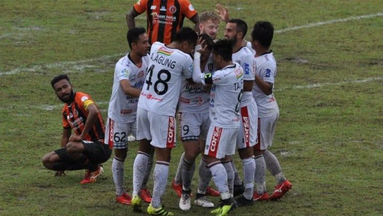 Pemain Bali United merayakan gol Melvin Platje ke gawang Perseru. Copyright: © Bali United