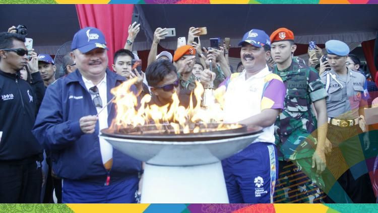 Panglima TNI Hadi Tjahjanto dan Gubernur Sumsel Alex Noerdin menyalakan obor Asian Games 2018. Copyright: © INDOSPORT