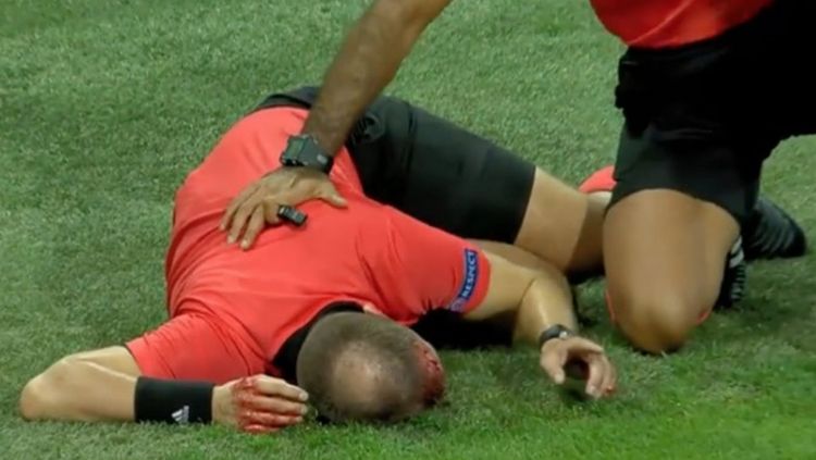 Wasit sepakbola tergeletak usai terkena lemparan batu. Copyright: © theweek.co.uk